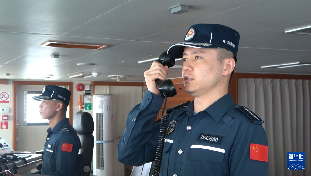 菲律宾公务船冲闯黄岩岛附近海域
