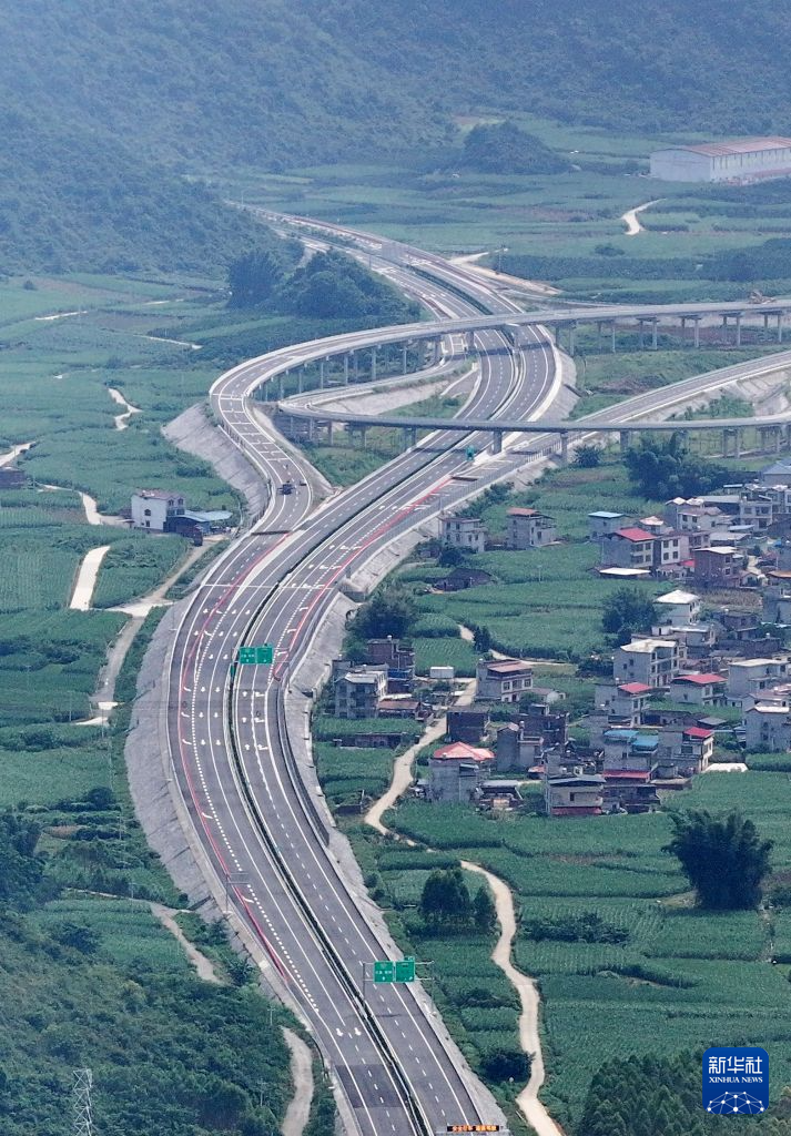 广西:皇柳高速建成通车