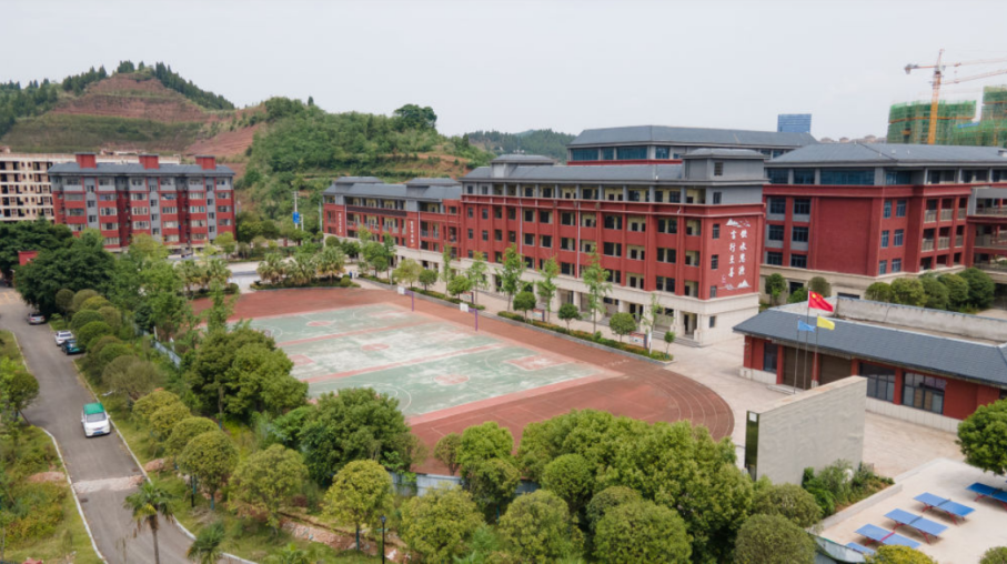 天天学习|一方感恩碑 廿载育人心 2024年5月31日拍摄的之江小学校园。