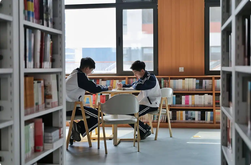 天天学习|一方感恩碑 廿载育人心 北京四中雄安校区阅读空间。