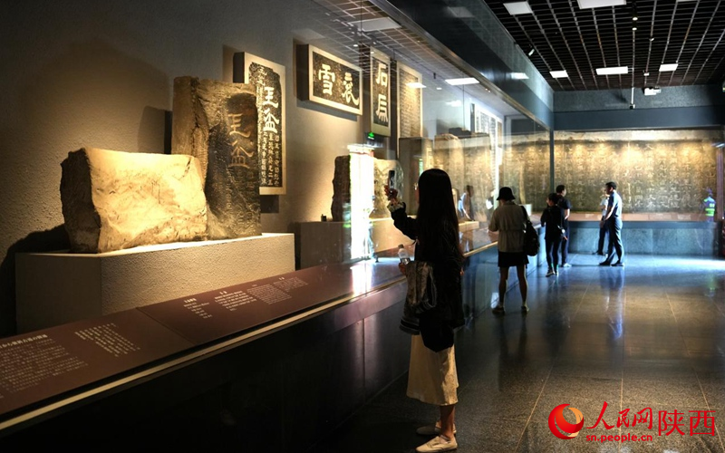 行进中国丨从“幸福园”到“幸福城” 游客参观“石门十三品”陈列室 。人民网记者 邹星摄