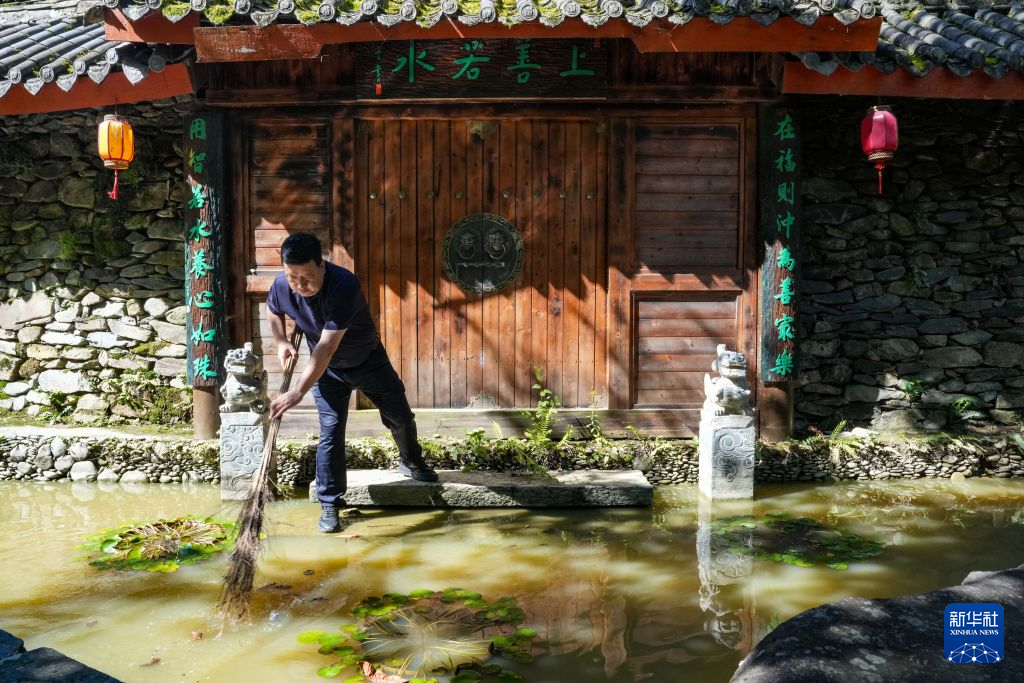 甘肃康县:暴雨过后清理维修忙