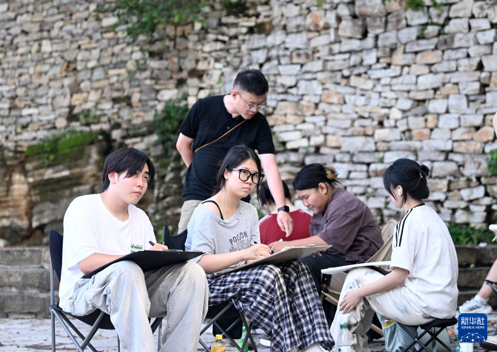 天津:“石头村”里享惬意时光
