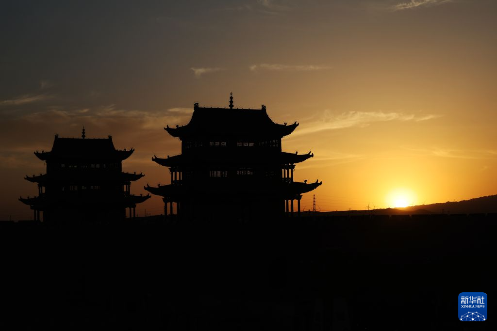 夕阳下的嘉峪关