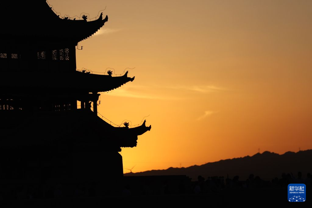 夕阳下的嘉峪关