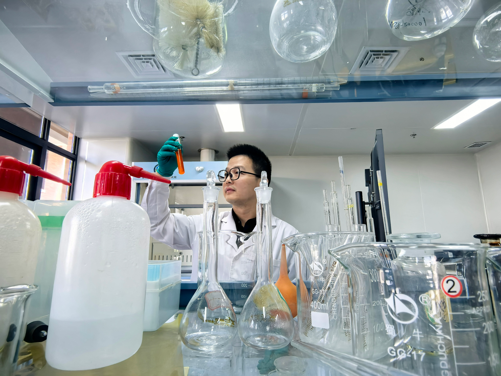 长江十年行丨碧水东流、鱼儿欢腾 重庆为长江水质持续“上分” 余义昌在实验室内开展水质研究。重庆市生态环境局供图