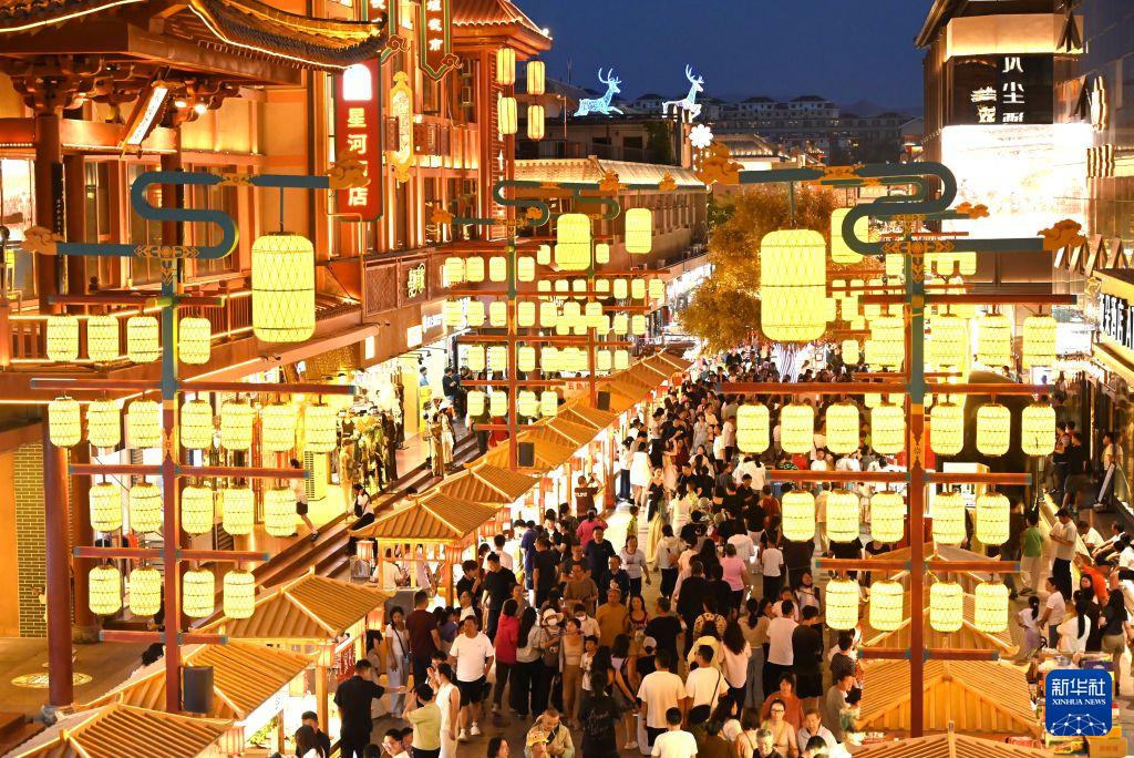 甘肃敦煌:暑期旅游人气旺