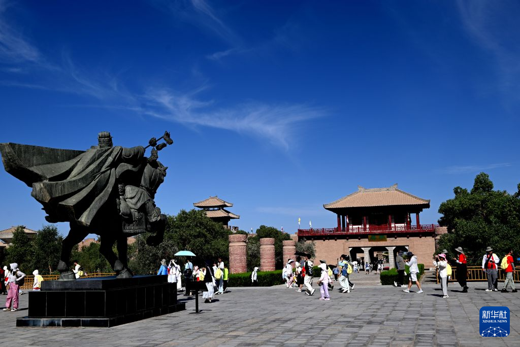 甘肃敦煌:暑期旅游人气旺