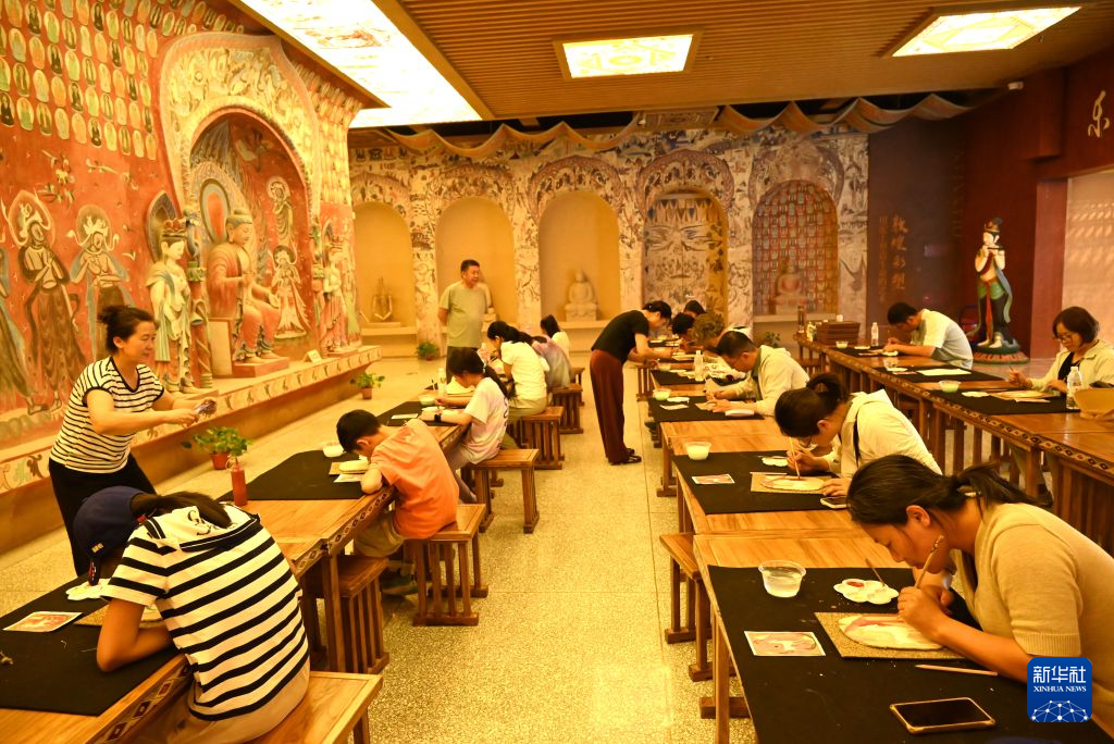 甘肃敦煌:暑期旅游人气旺