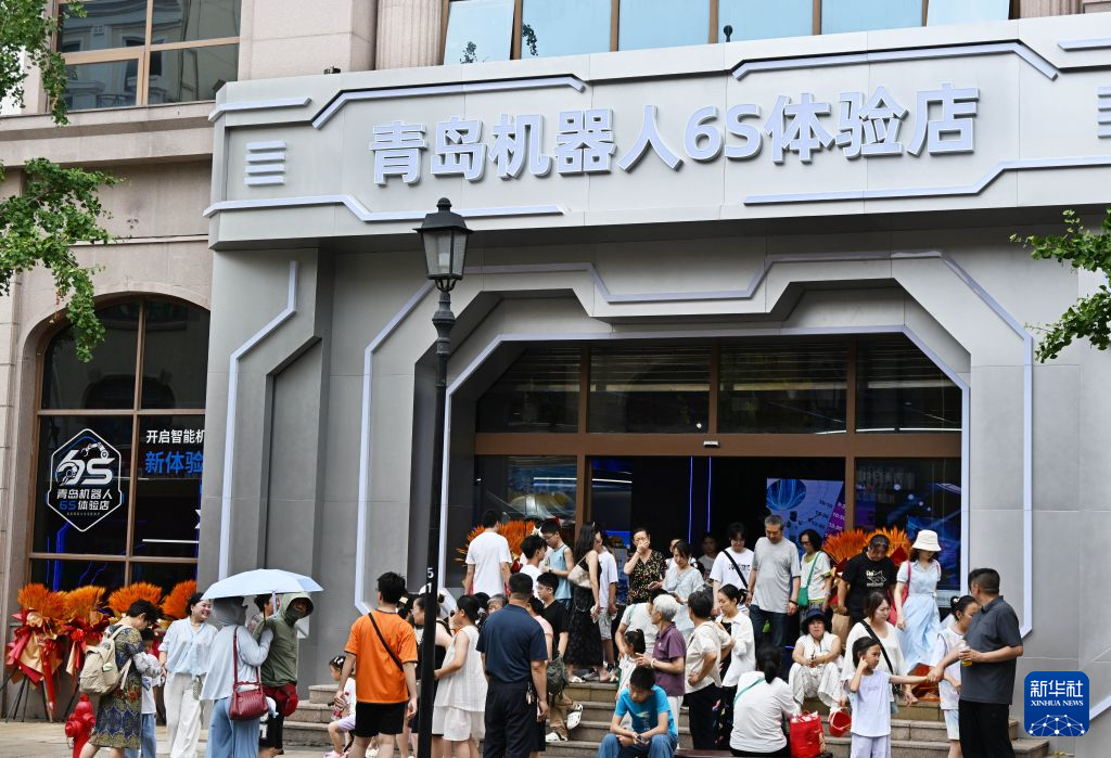 可租赁可定制 青岛首家机器人6S体验店开业