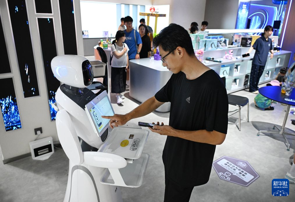 可租赁可定制 青岛首家机器人6S体验店开业