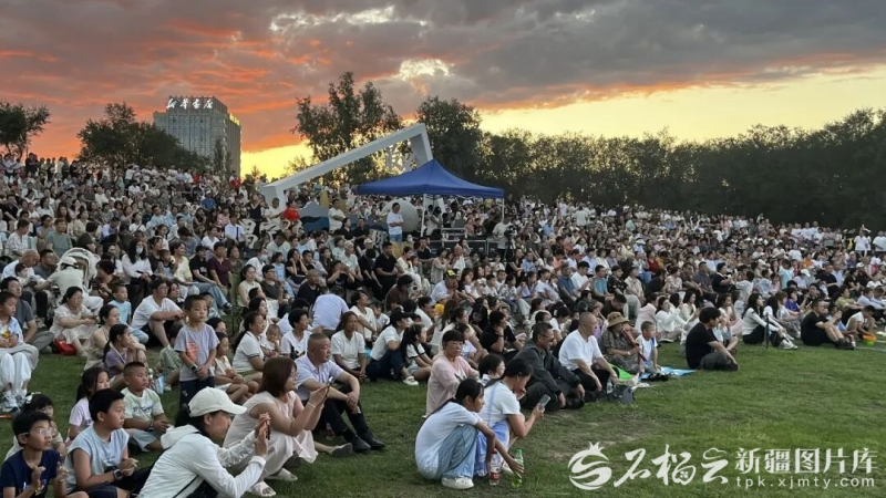新疆旅游新动向 | 不搭舞台不围栏,新疆“没有屋顶的音乐会”成游客新宠