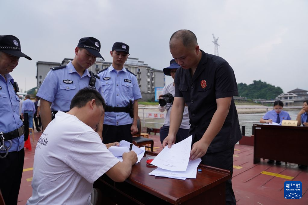 鄱阳湖上开庭 审案护长江