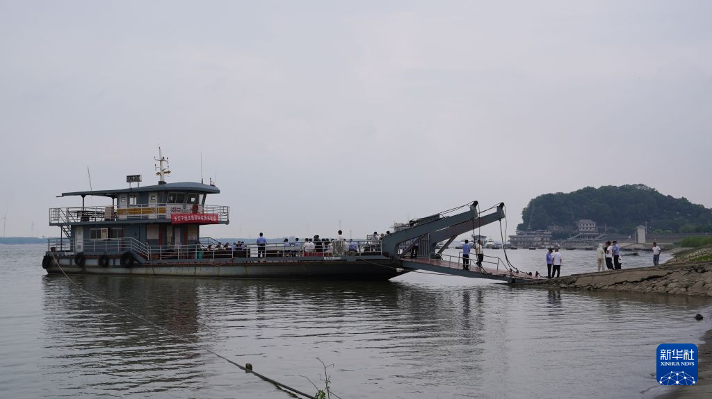 鄱阳湖上开庭 审案护长江