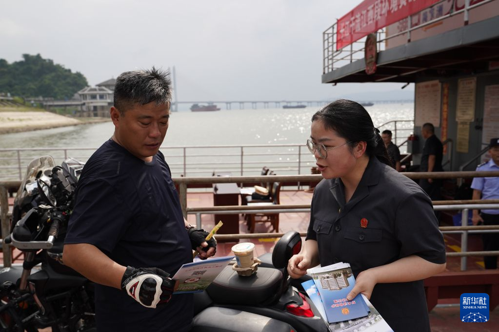 鄱阳湖上开庭 审案护长江