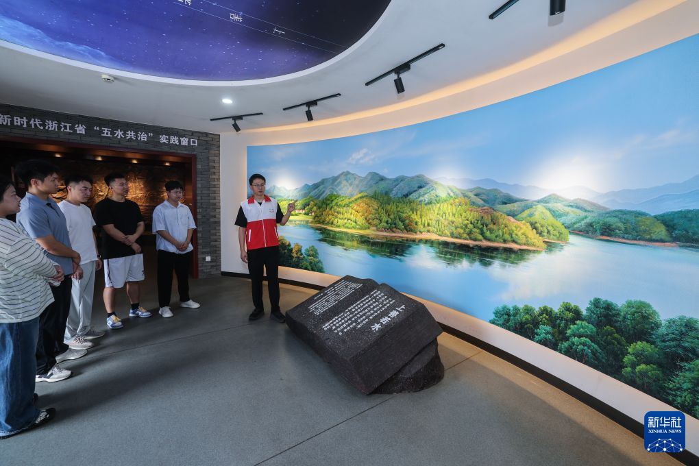 浙江诸暨:青年党员开展生态日护水主题活动