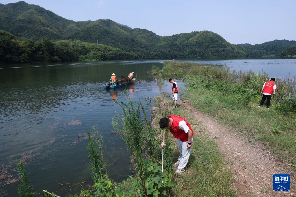 浙江诸暨:青年党员开展生态日护水主题活动