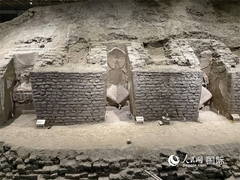 我的新疆日记·第五天|北庭与天山,在遗址与群山之间 新疆吉木萨尔县北庭故城西大寺。人民网 柯明可摄