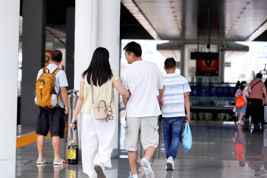 暑运邂逅七夕 铁路部门温情护航出行路