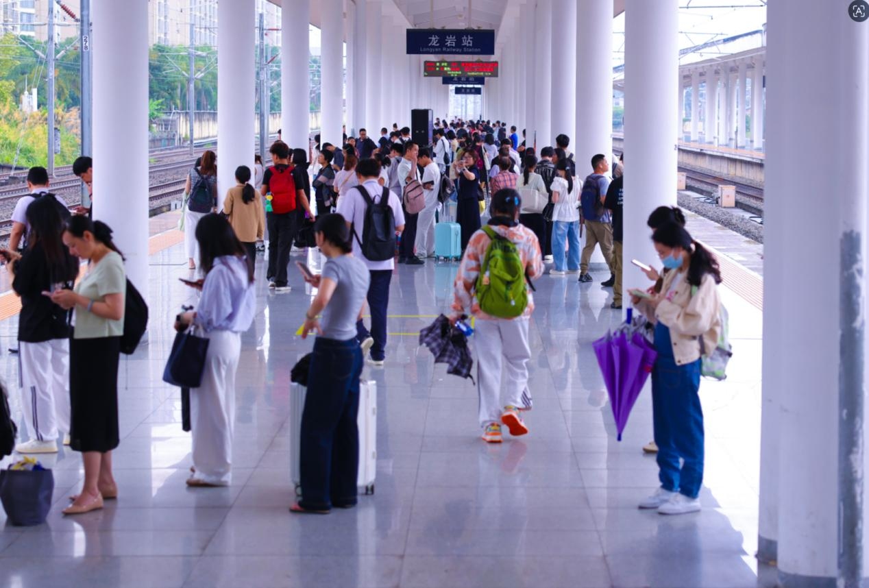暑运邂逅七夕 铁路部门温情护航出行路