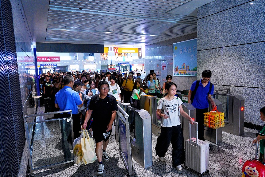 暑运邂逅七夕 铁路部门温情护航出行路