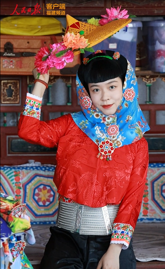 游客体验惠安女传统服饰。李昌乾 摄