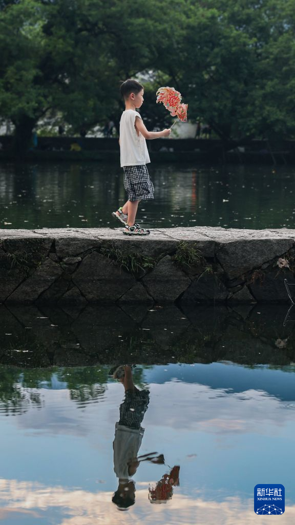 安徽宏村:藏在傍晚的诗情画意