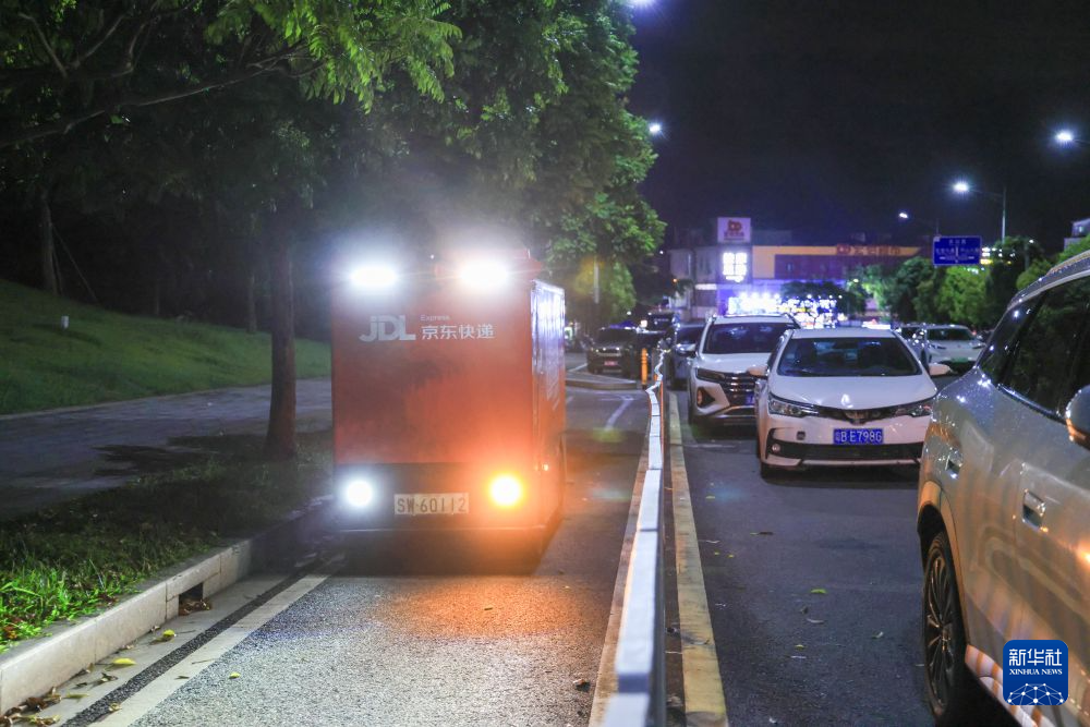日夜穿梭街巷 深圳无人物流跑出新速度
