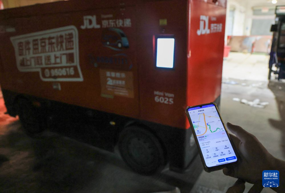 日夜穿梭街巷 深圳无人物流跑出新速度