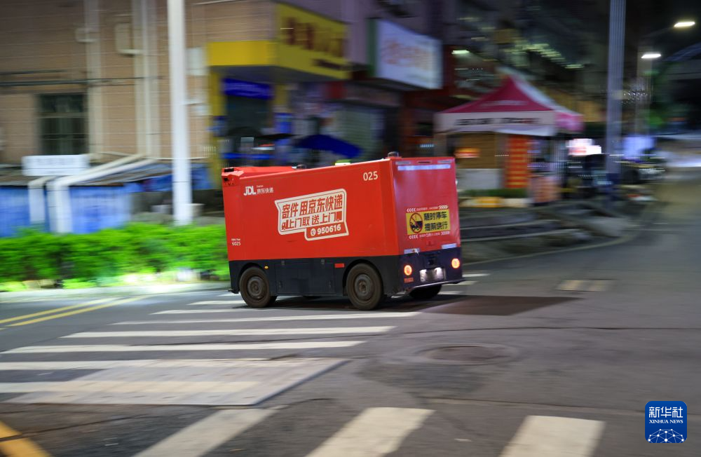 日夜穿梭街巷 深圳无人物流跑出新速度