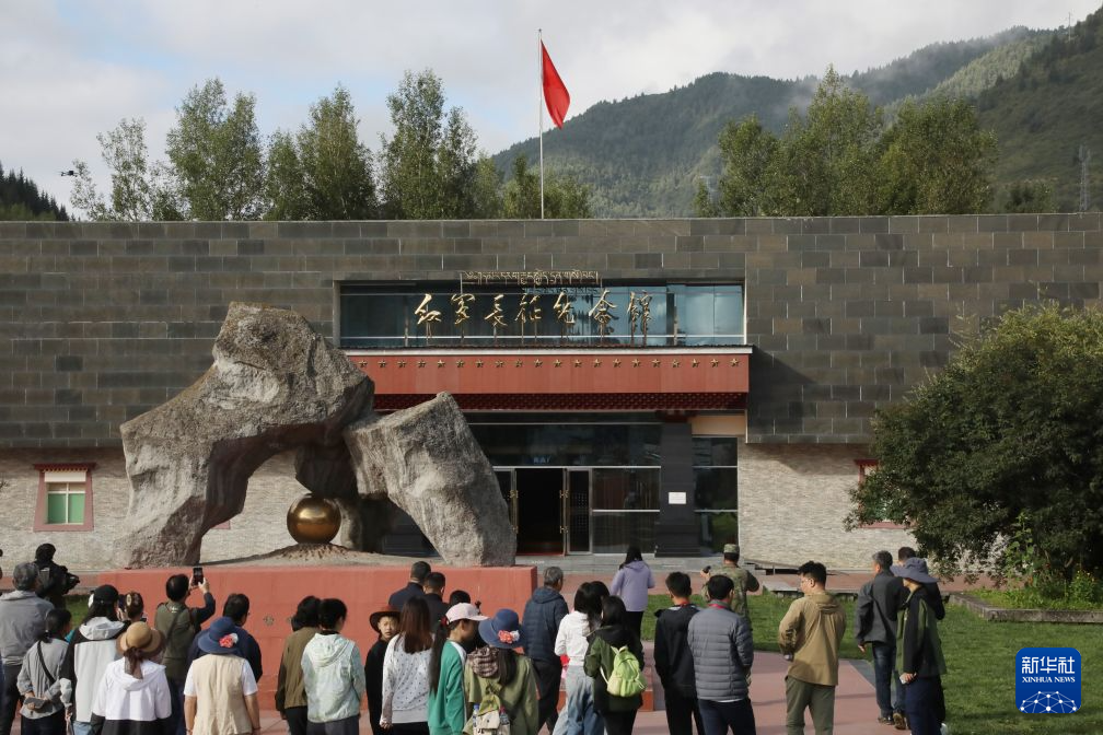 走进红军长征纪念碑碑园感受长征精神