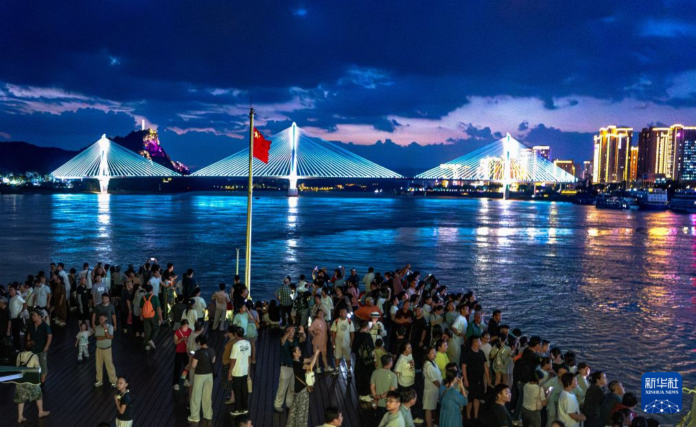 湖北宜昌:峡江夜如画 游船引客来