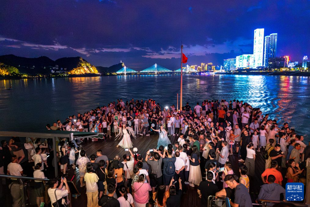湖北宜昌:峡江夜如画 游船引客来