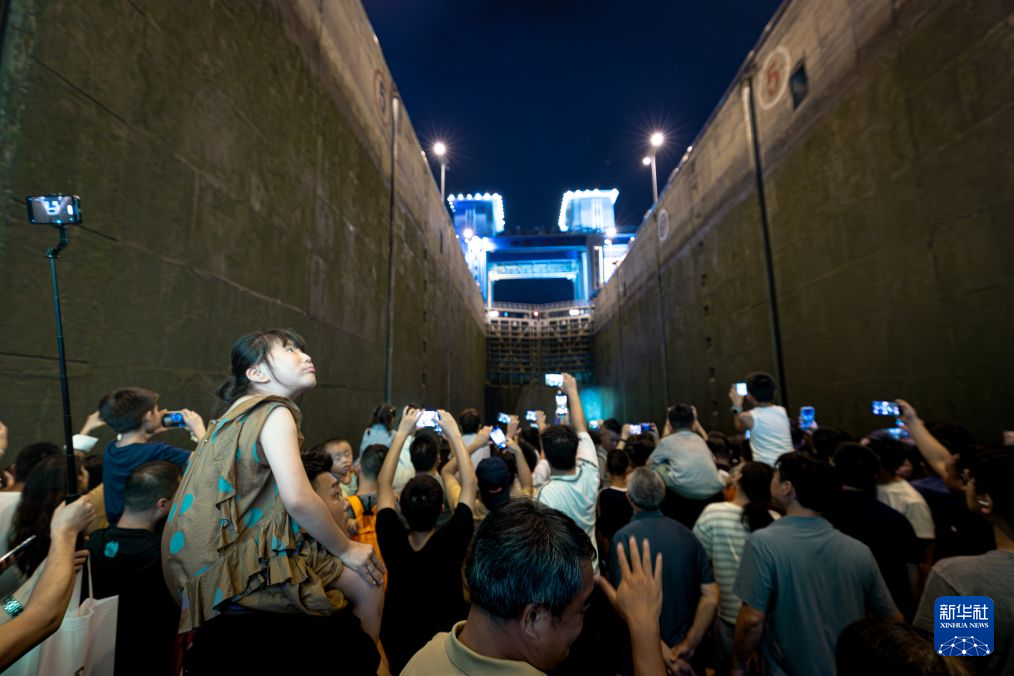 湖北宜昌:峡江夜如画 游船引客来