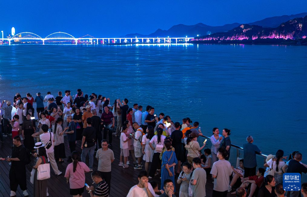 湖北宜昌:峡江夜如画 游船引客来