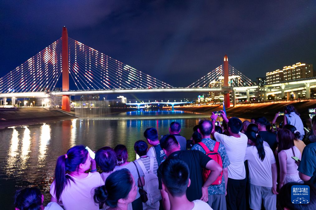 湖北宜昌:峡江夜如画 游船引客来