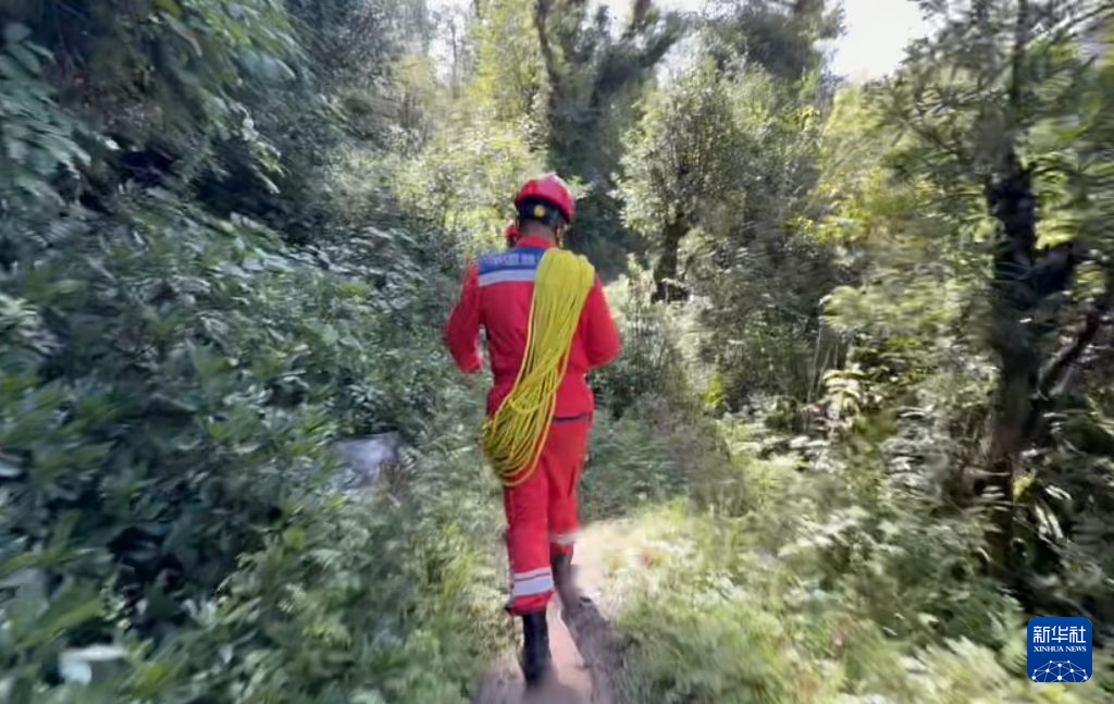 记者跟随救援队抵近吉隆口岸上游堰塞湖