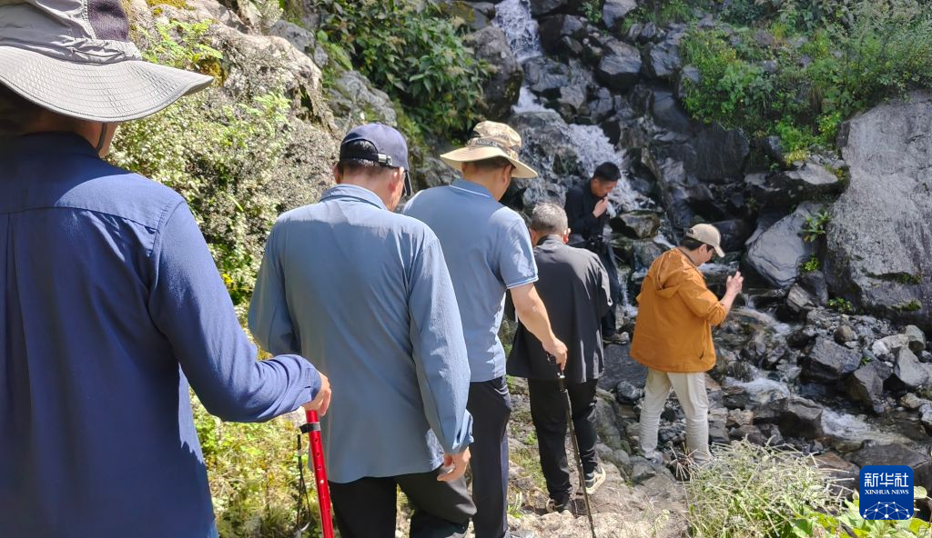 记者跟随救援队抵近吉隆口岸上游堰塞湖