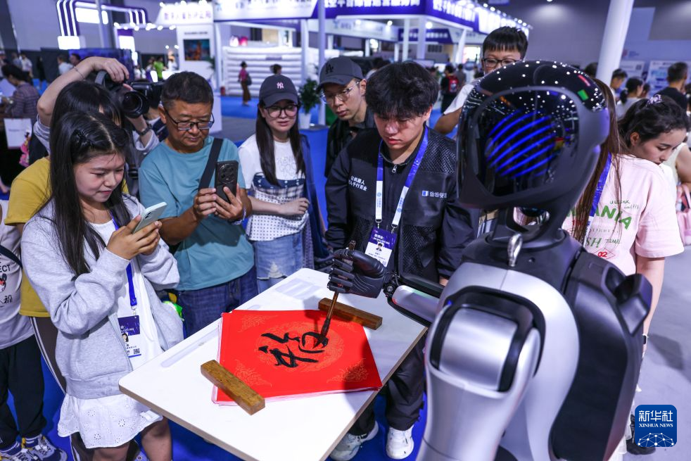 数博会上感受人工智能科技魅力