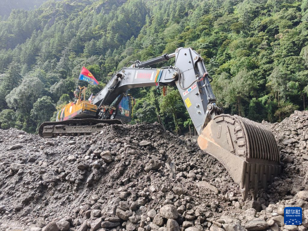 各方力量持续开展吉隆泥石流灾害救援
