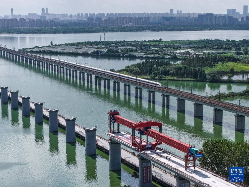 通甬高铁跨阳澄湖水域首榀箱梁成功架设