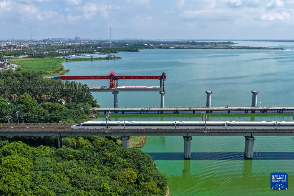 通甬高铁跨阳澄湖水域首榀箱梁成功架设