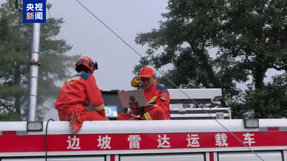 携带无人机等装备 救援队伍持续开展吉隆口岸堰塞湖监测工作