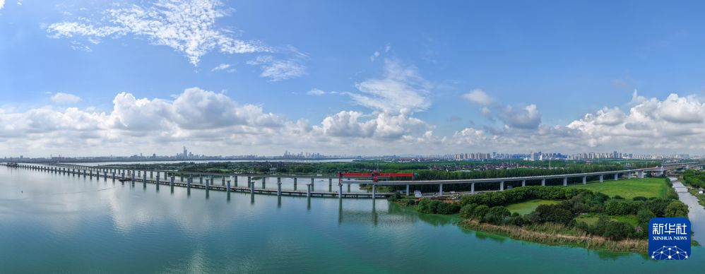 通甬高铁跨阳澄湖水域首榀箱梁成功架设