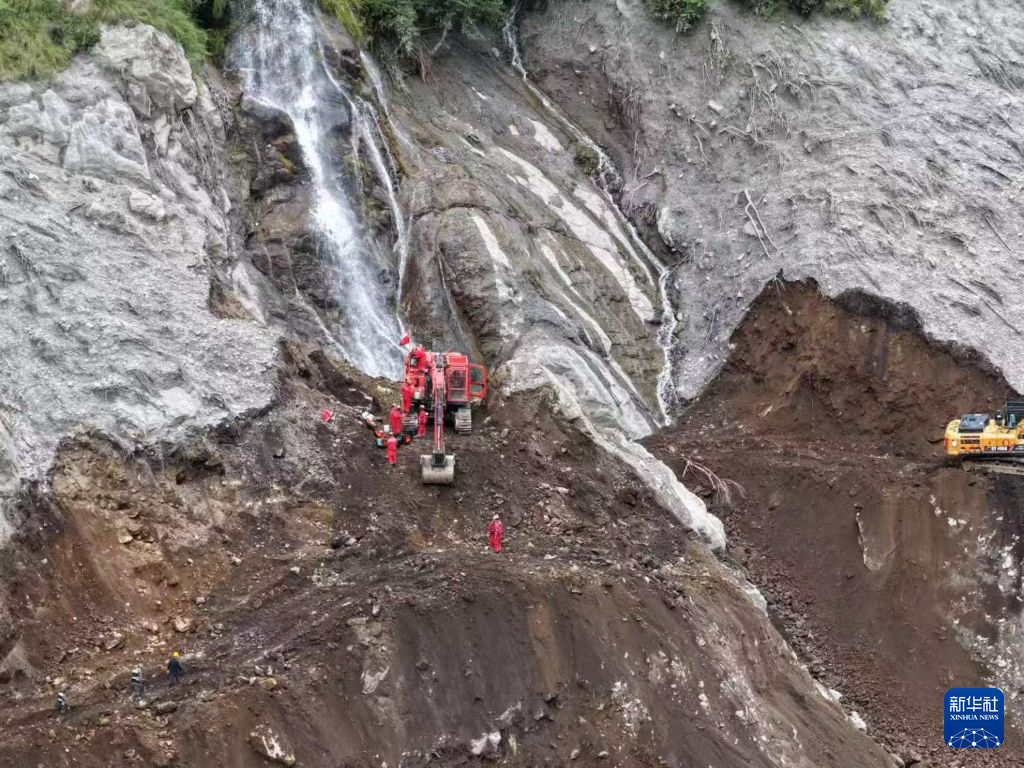 救援通道已抢通至剩余700米