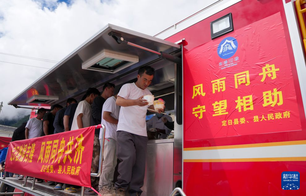 移动餐车送温暖