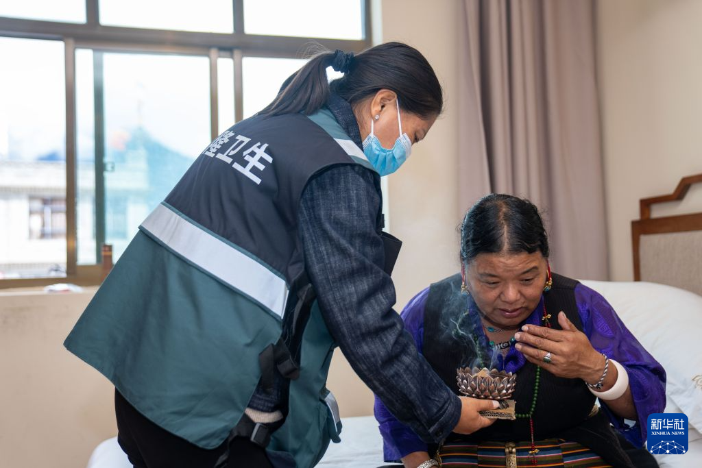 吉隆:藏医在安置点提供医疗服务