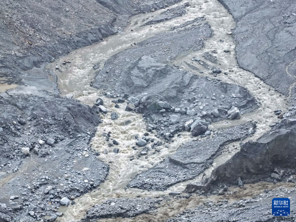 吉隆口岸核心区域上方的堰塞湖险情基本解除