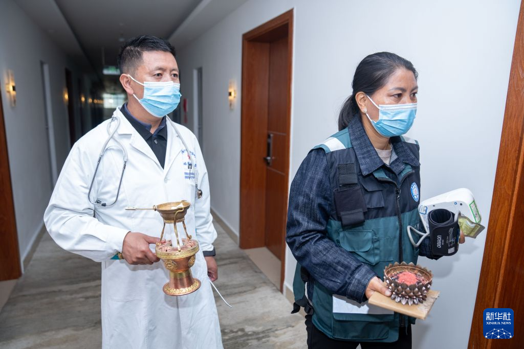 吉隆:藏医在安置点提供医疗服务