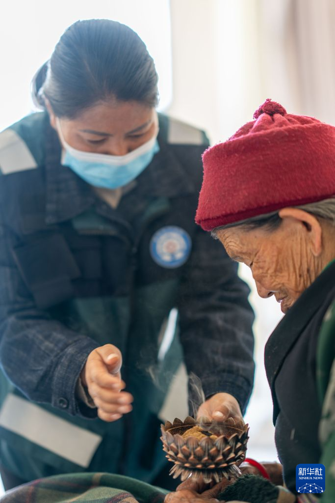 吉隆:藏医在安置点提供医疗服务